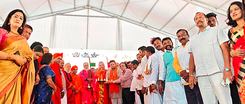 ಎಲೆಕೊಡಿಗೆನಹಳ್ಳಿಯಲ್ಲಿ ನೂತನ ದೇವಾಲಯ ಲೋಕಾರ್ಪಣೆ ಅಂಗವಾಗಿ ಹಮ್ಮಿಕೊಂಡಿದ್ದ ಧರ್ಮ ಸಮಾರಂಭವನ್ನು ಸಂಸದ ಯದುವೀರ ಒಡೆಯರ್ ಉದ್ಘಾಟಿಸಿದರು. ಶ್ರೀ ರಂಭಾಪುರಿ, ಶ್ರೀಉಜ್ಜಯಿನಿ ಜಗದ್ಗುರುಗಳು, ಮತ್ತಿತರ ಮುಖಂಡರು ಉಪಸ್ಥಿತರಿದ್ದರು. 