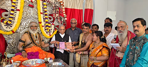 ಶ್ರೀರಂಭಾಪುರಿ ಡಾ.ವೀರಸೋಮೇಶ್ವರ ಜಗದ್ಗುರುಗಳ ಇಷ್ಟಲಿಂಗ ಮಹಾಪೂಜೆಯಲ್ಲಿ ಇತಿಹಾಸ ದರ್ಶನ ಕೃತಿಯನ್ನು ನ್ಯಾ.ಶಿವರಾಜ್ ಪಾಟೀಲ್ ಬಿಡುಗಡೆ ಮಾಡಿದರು. ಎಡೆಯೂರು ಶ್ರೀಗಳು, ಪ್ರಕಾಶ್ ಅಂಗಡಿ ಮತ್ತಿತರರಿದ್ದರು. 