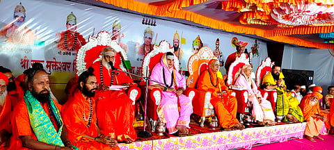 ಸೊಲ್ಲಾಪುರ ಜಿಲ್ಲೆ ಮಾಳಶಿರಸ ತಾಲೂಕಿನ ವೇಳಾಪುರ ಶಹರದಲ್ಲಿ ಸೋಮವಾರ ಜರುಗಿದ ಶ್ರೀ ಜಗದ್ಗುರು ಪಂಚ ಪೀಠಾಧೀಶ್ವರರ ಧರ್ಮ ಸಮಾರಂಭದಲ್ಲಿ ಬಾಳೆಹೊನ್ನೂರು ಶ್ರೀ ರಂಭಾಪುರಿ ಡಾ. ವೀರಸೋಮೇಶ್ವರ ಜಗದ್ಗುರುಗಳು, ಶ್ರೀ ಉಜ್ಜಯಿನಿ ಸಿದ್ಧಲಿಂಗ ಜಗದ್ಗುರುಗಳು, ಶ್ರೀಶೈಲ ಡಾ.ಚನ್ನಸಿದ್ಧರಾಮ ಪಂಡಿತಾರಾಧ್ಯ ಜಗದ್ಗುರುಗಳು, ಶ್ರೀ ಕಾಶೀ ಡಾ.ಚಂದ್ರಶೇಖರ ಜಗದ್ಗುರುಗಳು, ಶ್ರೀ ಕಾಶೀ ಡಾ.ಮಲ್ಲಿಕಾರ್ಜುನ ವಿಶ್ವಾರಾಧ್ಯ ಜಗದ್ಗುರುಗಳು ಇದ್ದರು.