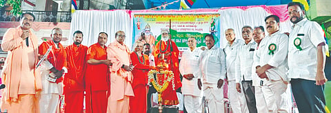 ಕಲಬುರಗಿ ಮಕ್ತಂಪುರ ಶ್ರೀ ಬಸವಣ್ಣ ದೇವಸ್ಥಾನದಲ್ಲಿ ಸೋಮವಾರ ನಡೆದ ಜಗದ್ಗುರು ರೇವಣಸಿದ್ಧೇಶ್ವರ ಮಾಲಾಧಾರಿಗಳ ರಜತ ಮಹೋತ್ಸವ ಸಮಾರಂಭಕ್ಕೆ ಹೊನ್ನಕಿರಣಗಿ ಚಂದ್ರಗುAಡ ಶಿವಾಚಾರ್ಯರು ಸೋಮವಾರ ಚಾಲನೆ ನೀಡಿದರು. ಶ್ರೀ ರಂಭಾಪುರಿ ಜಗದ್ಗುರುಗಳು, ಡಾ.ರೇವಣಸಿz್ದೆÃಶ್ವರ ಶಿವಾಚಾರ್ಯರು, ಸ್ಟೇಷನ್ ಬಬಲಾದ ಮಠದ ಶಿವಮೂರ್ತಿ ಶಿವಾಚಾರ್ಯರು, ಗದ್ದುಗೆಮಠದ ಚರಲಿಂಗ ಸ್ವಾಮಿಗಳು, ಶಾಂತಕುಮಾರ ಬಿಲಗುಂದಿ, ಶಿವಶರಣಪ್ಪ ಸಿರಿ ಇತರರಿದ್ದರು.