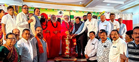 ತುಮಕೂರಿನಲ್ಲಿ ಶ್ರೀ ಜಗದ್ಗುರು ಪಂಚಾಚಾರ್ಯ ಸೇವಾ ಟ್ರಸ್ಟ್​ ವತಿಯಿಂದ ಆಯೋಜಿಸಿರುವ ಧನುಮಾರ್ಸದ ಇಷ್ಟಲಿಂಗ ಮಹಾಪೂಜಾ- ಜನ ಜಾಗೃತಿ ಧರ್ಮ ಸಮಾರಂಭವನ್ನು ಗೃಹ ಸಚಿವ ಡಾ.ಜಿ.ಪರಮೇಶ್ವರ ಉದ್ಘಾಟಿಸಿದರು. ಶ್ರೀ ರಂಭಾಪುರಿ ಡಾ. ವೀರಸೋಮೇಶ್ವರ ಸ್ವಾಮೀಜಿ, ಶ್ರೀ ರೇಣುಕ ಶಿವಾಚಾರ್ಯಸ್ವಾಮೀಜಿ, ಶ್ರೀ ವೀರಭದ್ರ ಶಿವಾಚಾರ್ಯ ಸ್ವಾಮೀಜಿ, ಜಿ.ಬಿ.ಜ್ಯೋತಿಗಣೇಶ್​, ಡಾ.ಎಸ್​.ಪರಮೇಶ್​, ಎನ್​.ಬಿ.ಪ್ರದಿಪ್​ ಕುಮಾರ್​, ಟಿ.ಆರ್​.ಸದಾಶಿವಯ್ಯ ಮತ್ತಿತರರು ಇದ್ದರು. 