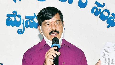 ಜಿಲ್ಲಾ ಪತ್ರಿಕಾ ವಿತರಕರ ಸಂಘದ ವತಿಯಿಂದ ನಗರದ ಜಿಲ್ಲಾ ಪತ್ರಕರ್ತರ ಭವನದಲ್ಲಿ ಶುಕ್ರವಾರ ಆಯೋಜಿಸಿದ್ದ ಕಾರ್ಯಕ್ರಮದಲ್ಲಿ  ಕ್ಯಾಲೆಂಡರ್ ಬಿಡುಗಡೆ  ಮಾಡಲಾಯಿತು. ಎಸ್.ಎ. ರಾಮದಾಸ್,  ಕೆ. ಶಿವಕುಮಾರ್, ಅಂಶಿ ಪ್ರಸನ್ನಕುಮಾರ್, ಕೆ. ದೀಪಕ್, ಸುರೇಶ್ ಹಾಗೂ ಇತರರು ಇದ್ದರು.
