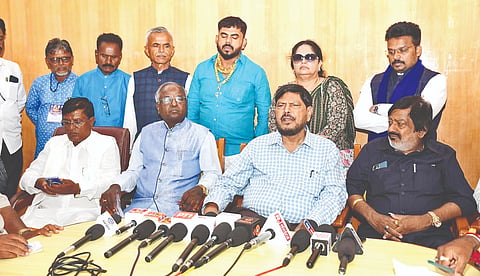 ಲಬುರಗಿ ಐವಾನ್​ ಇ ಶಾಹಿ ಅತಿಥಿಗೃಹದಲ್ಲಿ ಕೇಂದ್ರ ಸಚಿವ ರಾಮದಾಸ್​ ಅಠವಳೆ ಮಂಗಳವಾರ ಸುದ್ದಿಗೋಷ್ಠಿಯಲ್ಲಿ ಮಾತನಾಡಿದರು. ಡಾ.ವೆಂಕಟಸ್ವಾಮಿ, ಎ.ಬಿ.ಹೊಸಮನಿ, ಕಾಕಾಸಾಹೇಬ್​ ಕಂಬಾಳಕರ್​, ರಾಜಾ ಸರ್ವದೆ ಇತರರಿದ್ದರು.