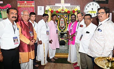 ಚಾಮರಾಜಪೇಟೆ ಶ್ರೀರಾಮೇಶ್ವರ ದೇವಾಲಯದಲ್ಲಿ ಶಿವರಾತ್ರಿ ಹಿನ್ನೆಲೆಯಲ್ಲಿ ವಿಶೇಷ ಅಲಂಕಾರ ಮಾಡಲಾಗಿದ್ದು, ದೇವಾಲಯ ಸಮಿತಿ ಸದಸ್ಯರು ವಿಶೇಷ ಪೂಜೆ ಸಲ್ಲಿಸಿದರು.