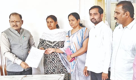 ಬೀದರ್​ನ ರಾಮನಗರ ಕಾನಿಯಲ್ಲಿ ರಸ್ತೆ ಹಾಗೂ ಚರಂಡಿ ಕಾಮಗಾರಿ ಶ್ರೀ ಪೂರ್ಣಗೊಳಿಸಬೇಕು ಎಂದು ಒತ್ತಾಯಿಸಿ  ನಿವಾಸಿಗಳು  ಮಹಾನಗರ ಪಾಲಿಕೆಯ ವಲಯ ಆಯುಕ್ತರಿಗೆ ಮನವಿಪತ್ರ ಸಲ್ಲಿಸಿದರು. ರೇಖಾ  ಹುಚ್ಚೆ, ಹಣಮಂತ ಬರೂರೆ ಇತರರಿದ್ದರು.