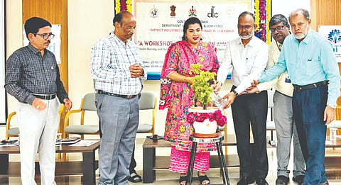 ಕಲಬುರಗಿ ಜಿಲ್ಲಾ ಕೈಗಾರಿಕೆ ಕೇಂದ್ರ ಸೋಮವಾರ ಆಯೋಜಿಸಿದ್ದ ಇನ್​ಕ್ಯೂಬೇಷನ್​ ಕಾರ್ಯಾಗಾರಕ್ಕೆ ಡಿಸಿ ಫೌಜಿಯಾ ತರನ್ನುಮ್​ ಚಾಲನೆ ನೀಡಿದರು. ಡಿಐಸಿ ಜಂಟಿ ನಿರ್ದೇಶಕ ಅಬ್ದುಲ್​ ಅಜೀಂ, ಕೆಜಿಟಿಟಿಐ ನಿರ್ದೇಶಕ ರಾಜೇಶ ಬಾವಗಿ ಇತರರಿದ್ದರು.