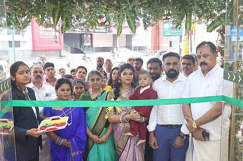 ವಾಜರಹಳ್ಳಿಯಲ್ಲಿ ರಾಮರಾಜ್ ಕಾಟನ್ ಮಳಿಗೆಯನ್ನು ದಿಯನ್ ರಾಜ್ ಅರಸ್ ಉದ್ಘಾಟಿಸಿದರು. ರಾಜಗೋಪಾಲ್, ಶ್ವೇತ ರಾಜಗೋಪಾಲ್, ಶಶಿಧರ ನಾಯರ್ ಉಪಸ್ಥಿತರಿದ್ದರು. 