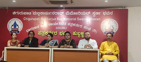 love ಸುದ್ದಿಗೋಷ್ಠಿಯಲ್ಲಿ ಮಾತನಾಡಿದ ಹಿಂದೂ ಜನಜಾಗೃತಿ ಸಮಿತಿ ಪುರಸ್ಕೃತ ಮಹಿಳಾ ಶಾಖೆ ರಣರಾಗಿಣಿಯ ಸಂಯೋಜಕಿ ಭವ್ಯಗೌಡ. 