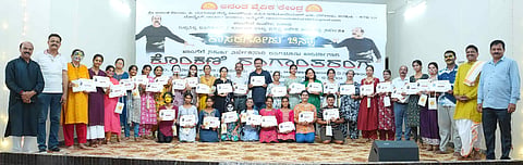 ಉಡುಪಿಯಲ್ಲಿ ಆಯೋಜಿಸಿದ್ದ 'ಕೊಂಕಣಿ ರಂಗಾಂತರಂಗ ತರಬೇತಿ' ಸಮಾರೋಪದಲ್ಲಿ ಶಿಬಿರಾರ್ಥಿಗಳಿಗೆ ಪ್ರಶಸ್ತಿ ಪತ್ರ ವಿತರಿಸಲಾಯಿತು. ತೋನ್ಸೆ ರಂಗ ಪೈ, ಕಾಸರಗೋಡು ಚಿನ್ನಾ, ಚೇಂಪಿ ರಾಮಚಂದ್ರ ಭಟ್​, ಗಣೇಶ್​ ಕಂಡ್ಲೂರು, ಮಾಧವ ಶೇಟ್​, ಕಮಲಾಕ್ಷ ಶೇಟ್​, ಆನಂದ್​ ನಾಯಕ್​ ಮಲ್ಪೆ, ಶ್ವೇತಾ ಸುಧಾ ಪೈ, ರಾಜಗೋಪಾಲ್​ ಶೇಟ್​, ಶಶಿಭೂಷಣ್​ ಕಿಣಿ ಇತರರಿದ್ದರು.