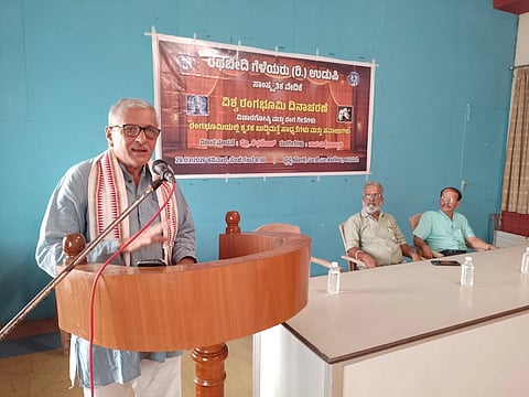 ಉಡುಪಿಯಲ್ಲಿ ಆಯೋಜಿಸಿದ್ದ ರಂಗಭೂಮಿ ದಿನಾಚರಣೆಯಲ್ಲಿ ಪ್ರೊ. ಕೆ.ಫಣಿರಾಜ್​ ಕೃತಕ ಬುದ್ಧಿಮತ್ತೆ ಕುರಿತು ವಿಚಾರ ಮಂಡಿಸಿದರು. ಉದ್ಯಾವರ ನಾಗೇಶಕುಮಾರ್​, ಸುಬ್ರಹ್ಮಣ್ಯ ಜೋಶಿ ಇದ್ದರು.