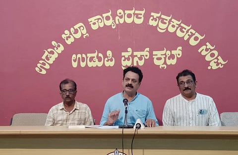 ಉಡುಪಿಯ ಪತ್ರಿಕಾ ಭವನದಲ್ಲಿ ನಡೆದ ಸುದ್ದಿಗೋಷ್ಠಿಯಲ್ಲಿ ಪ್ರದೀಪ್​ ಚಂದ್ರ ಕುತ್ಪಾಡಿ ಮಾತನಾಡಿದರು. ಭೋಜ ಯು., ಗಿರೀಶ್​ ತಂತ್ರಿ ಇದ್ದರು.