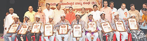 ಕಲಬುರಗಿಯಲ್ಲಿ ಭಾನುವಾರ ಆಯೋಜಿಸಿದ್ದ ಹಾನಗಲ್​ ಶ್ರೀಗುರು ಕುಮಾರೇಶ್ವರ ನಾಟ್ಯ ಸಂದ 44ನೇ ವಾರ್ಷಿಕೋತ್ಸವದಲ್ಲಿ ಸಾಧಕರಿಗೆ ಕುಮಾರಶ್ರೀ ಪ್ರಶಸ್ತಿ ನೀಡಿ ಗೌರವಿಸಲಾಯಿತು. ಶ್ರೀ ಡಾ.ಚನ್ನವಿರ ಶಿವಾಚಾರ್ಯ, ಡಾ.ಉಮಾಶ್ರೀ, ಅಲ್ಲಮಪ್ರಭು ಪಾಟೀಲ್​, ಎಲ್​.ಬಿ. ಶೇಖ್​ ಮಾಸ್ತರ್​ ಇತರರಿದ್ದರು.