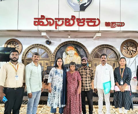 ಉಡುಪಿ ಪೊಲೀಸ್​ ಹಾಗೂ ಹಿರಿಯ ನಾಗರಿಕರ ಸಹಾಯವಾಣಿ ಕೇಂದ್ರದ ಸಿಬ್ಬಂದಿ ಸಹಕಾರದಿಂದ ಹೊಸಬೆಳಕು ಆಶ್ರಮದಿಂದ ಪುತ್ರನೊಂದಿಗೆ ತೆಲಂಗಾಣಕ್ಕೆ ತೆರಳಿದ ರಂಗಮ್ಮ. ರೋಶನ್​ ಕೆ., ನಯನಾ, ತನುಲಾ ತರುಣ್​ ಇದ್ದರು.