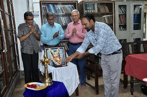 ಉಡುಪಿಯಲ್ಲಿ ಆಯೋಜಿಸಿದ್ದ ಡಾ. ಎಸ್​.ಆರ್​. ರಂಗನಾಥನ್​ ಜನ್ಮದಿನಾಚರಣೆಯನ್ನು ಕಿಶೋರ್​ ಎಚ್​.ವಿ. ಉದ್ಘಾಟಿಸಿದರು. ವಿನೀತ್​ ರಾವ್​,  ಡಾ. ಎಸ್​.ಆರ್​. ಅರುಣ್​,  ಡಾ. ಬಿ. ಜಗದೀಶ್​ ಶೆಟ್ಟಿ ಇದ್ದರು.