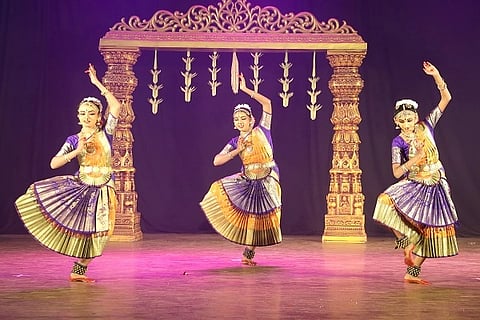 bharatanatyam ಹುಬ್ಬಳ್ಳಿಯಲ್ಲಿ ಶನಿವಾರ ಏರ್ಪಡಿಸಿದ್ದ ರಂಗಾರೋಹಣ ಭರತನಾಟ್ಯ ಕಾರ್ಯಕ್ರಮದಲ್ಲಿ ಅವ್ನಿ ಶ್ರೀನಿವಾಸ ಜೋಶಿ, ಆರ‌್ನಾ ಕುರುಗೊದಿಯವರ, ಆರಾಧ್ಯ ಮೂಗಬಸವ ಅವರು ಭರತನಾಟ್ಯ ಪ್ರಸ್ತುತಪಡಿಸಿದರು.