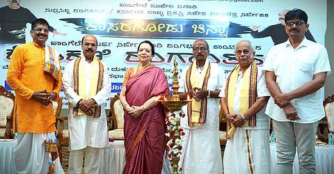 ಉಡುಪಿಯಲ್ಲಿ ಆಯೋಜಿಸಿದ್ದ 'ಕೊಂಕಣಿ ರಂಗಾಂತರಂಗ ತರಬೇತಿ' ಕಾರ್ಯಾಗಾರವನ್ನು ಡಾ. ಸಂಧ್ಯಾ ಪೈ ಉದ್ಘಾಟಿಸಿದರು. ಕಾಸರಗೋಡು ಚಿನ್ನಾ, ಯು.ವಿಶ್ವನಾಥ್​ ಶೆಣೈ, ವಸಂತ ನಾಯಕ್​, ಶಿವಶಂಕರ್​ ಶೇಟ್​, ಶಶಿಭೂಷಣ್​ ಕಿಣಿ, ಚೇಂಪಿ ರಾಮಚಂದ್ರ ಭಟ್​ ಇದ್ದರು.