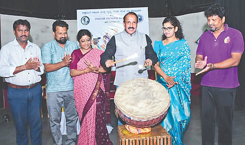 ಕಲಬುರಗಿ ರಂಗಾಯಣದಲ್ಲಿ ಶನಿವಾರ ಆಯೋಜಿಸಿದ್ದ ರಂಗ ಯುಗಾದಿ ನಾಟಕೋತ್ಸವಕ್ಕೆ ಡಾ.ಸದಾನಂದ ಪೆರ್ಲ ಚಾಲನೆ ನೀಡಿದರು. ರಂಗಾಯಣ ನಿರ್ದೇಶಕಿ ಡಾ.ಸುಜಾತಾ ಜಂಗಮಶೆಟ್ಟಿ, ಗಣಪತಿ ಗೌಡ, ನೀತಾ ಪಾಟೀಲ್, ವಿಶ್ವರಾಜ್ ಪಾಟೀಲ್ ಇತರರಿದ್ದರು.
