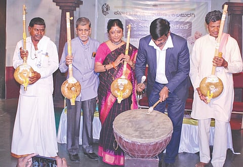 ಕಲಬುರಗಿ ರಂಗಾಯಣದಲ್ಲಿ ಶುಕ್ರವಾರ ಆಯೋಜಿಸಿದ್ದ ವಿಶ್ವ ರಂಗಭೂಮಿ ದಿನಾಚರಣೆಗೆ ಸಿಯುಕೆ ಪ್ರಾಧ್ಯಾಪಕ ಪ್ರೊ.ಬಸವರಾಜ ಡೋಣೂರ ಚಾಲನೆ ನೀಡಿದರು. ಡಾ.ಸುಜಾತಾ ಜಂಗಮಶೆಟ್ಟಿ, ಎಚ್​.ಎಸ್​.ಬಸವಪ್ರಭು, ಶ್ರುತಿ ಶಿಲ್ಪಿ ರಾಮಯ್ಯ, ಶಿವಣ್ಣ ಮೋತಿ ಇದ್ದರು.