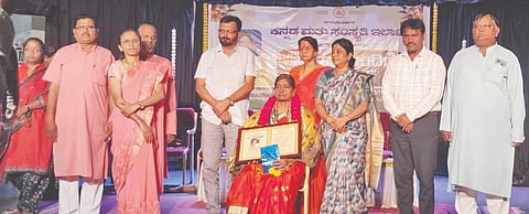 ಕಲಬುರಗಿ ರಂಗಾಯಣ ಸಭಾಂಗಣದಲ್ಲಿ ಕನ್ನಡ ಮತ್ತು ಸಂಸತಿ ಇಲಾಖೆ ಶುಕ್ರವಾರ ಆಯೋಜಿಸಿದ್ದ ಸಾಧಕರೊಂದಿಗೆ ಸಂವಾದ ಕಾರ್ಯಕ್ರಮದಲ್ಲಿ ಹಿರಿಯ ಕಲಾವಿದೆ ಹನೀಫಾ ಶೇಖ್​ ಅವರನ್ನು ಸತ್ಕರಿಸಲಾಯಿತು. ಡಾ.ಸುಜಾತಾ ಜಂಗಮಶೆಟ್ಟಿ, ಬಸವರಾಜ ಹೂಗಾರ, ಜಗದೀಶ್ವರಿ ನಾಸಿ, ಸಿದ್ರಾಮ ಶಿಂಧೆ, ಗಿರಿಜಾ ಕರ್ಪೂರ್​, ಬಾಬುರಾವ ಕೋಬಾಳ ಇತರರಿದ್ದರು.