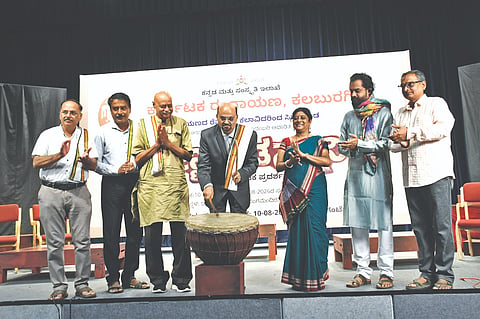 ಕಲಬುರಗಿಯಲ್ಲಿ ರಂಗಾಯಣ ಸೋಮವಾರ ಆಯೋಜಿಸಿದ್ದ ಸಣ್ಣಗೌಡಸಾನಿ ನಾಟಕ ಪ್ರದರ್ಶನಕ್ಕೆ ಮಾಹಿತಿ ಆಯೋಗ ಆಯುಕ್ತ ಬಿ.ವೆಂಕಟಸಿಂಗ್​ ಚಾಲನೆ ನೀಡಿದರು. ಡಾ.ಸುಜಾತಾ ಜಂಗಮಶೆಟ್ಟಿ, ಶೇಷಮೂರ್ತಿ ಅವಧಾನಿ, ಮಹಾಂತೇಶ ನವಲಕಲ್​, ಮಹಾಂತೇಶ ಗಜೇಂದ್ರಗಡ, ಪ್ರವಿಣ ರೆಡ್ಡಿ ಗುಂಜನಹಳ್ಳಿ ಇತರರಿದ್ದರು.