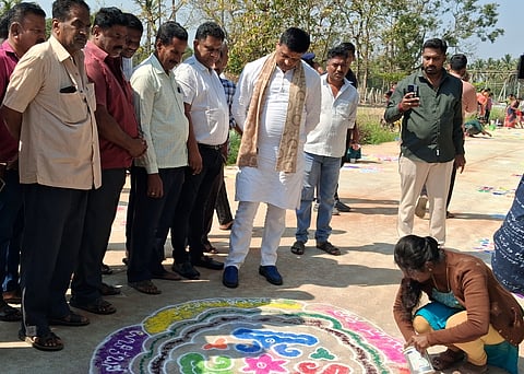 ಮಂಡ್ಯ ತಾಲೂಕು ಹೊಸಬೂದನೂರು ಗ್ರಾಮದಲ್ಲಿ ನಡೆದ ಸ್ಪರ್ಧೆಯಲ್ಲಿ ಮಹಿಳೆಯೊಬ್ಬರು ಗ್ಯಾರಂಟಿ ಯೋಜನೆ ಕುರಿತು ರಂಗೋಲಿ ಬಿಡಿಸಿದ್ದನ್ನು ಶಾಸಕ ಪಿ.ರವಿಕುಮಾರ್ ಗಣಿಗ ವೀಕ್ಷಿಸಿದರು.
