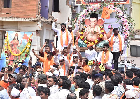 ganesha ಹುಬ್ಬಳ್ಳಿಯ ರಾಣಿ ಚನ್ನಮ್ಮ ಮೈದಾನದಲ್ಲಿ ಪ್ರತಿಷ್ಠಾಪಿಸಿದ್ದ ಗಣೇಶ ಮೂರ್ತಿಯ ವಿಸರ್ಜನಾ ಮೆರವಣಿಗೆ ಬುಧವಾರ ಅದ್ದೂರಿಯಾಗಿ ನೆರವೇರಿತು.