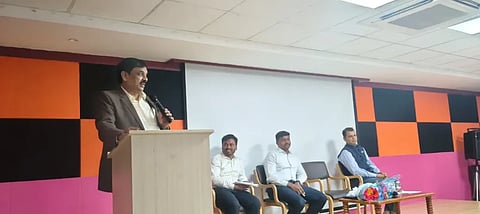 skilled ಹುಬ್ಬಳ್ಳಿಯ ದೇಶಪಾಂಡೆ ಸ್ಕಿಲ್ಲಿಂಗ್​ನಲ್ಲಿ ಆಯೋಜಿಸಿದ್ದ ಸಂವಾದ ಕಾರ್ಯಕ್ರಮದಲ್ಲಿ ಬೆಳಗಾವಿಯ ರಾಣಿ ಚನ್ನಮ್ಮ ವಿಶ್ವವಿದ್ಯಾಲಯದ ಕುಲಪತಿ ಪ್ರೊ. ಸಿ.ಎಂ. ತ್ಯಾಗರಾಜ ಮಾತನಾಡಿದರು. 