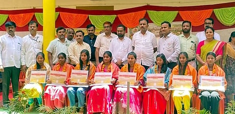 ಬೀದರ್​ ತಾಲೂಕಿನ ರಂಜೋಳ ಖೇಣಿಯ ಸರ್ಕಾರಿ ಪ್ರೌಢಶಾಲೆಯಲ್ಲಿ ಆಯೋಜಿಸಿದ್ದ ಕಾರ್ಯಕ್ರಮದಲ್ಲಿ ಎಸ್​ಎಸ್​ಎಲ್​ಸಿ ಪರೀೆಯಲ್ಲಿ ಸಾಧನೆ ಮಾಡಿದ ವಿದ್ಯಾರ್ಥಿಗಳ ಸನ್ಮಾನಿಸಲಾಯಿತು. ಶಾಸಕ ಡಾ.ಶೈಲೇಂದ್ರ ಬೆಲ್ದಾಳೆ, ಮದರ್​ಖಾನ್​, ರಕೀರ್​ ಹುಸೇನ್​, ಮಂಜುನಾಥ ಎನ್​.ಆರ್​. ಗೀತಾಗಡ್ಡಿ, ಜಗನ್ನಾಥ ಪಾಟೀಲ್​ ಇತರರಿದ್ದರು.