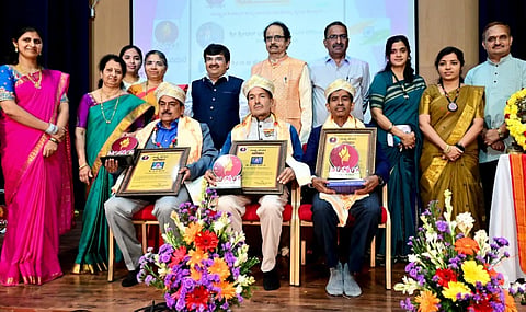ಅಂತರಂಗ ಪ್ರತಿಷ್ಠಾನದ ರಾಷ್ಟ್ರನಮನ ಕಾರ್ಯಕ್ರಮದಲ್ಲಿ ಸೇನೆಯಲ್ಲಿ ಅನುಪಮ ಸೇವೆ ಸಲ್ಲಿಸಿದ ಬಿ.ಶ್ರೀಧರ್ ಭಟ್, ಜಿ.ಜಿ.ಹೆಗಡೆ, ಎಸ್.ಕೆ.ಭಟ್ ಅವರನ್ನು ಸನ್ಮಾನಿಸಲಾಯಿತು. ಡಾ.ಗಿರಿಧರ ಕಜೆ, ಡಾ.ಗಣಪತಿ ಹೆಗಡೆ, ಮಧುರಾ ಗಾಂವ್ಕರ ಮತ್ತಿತರರಿದ್ದರು. 