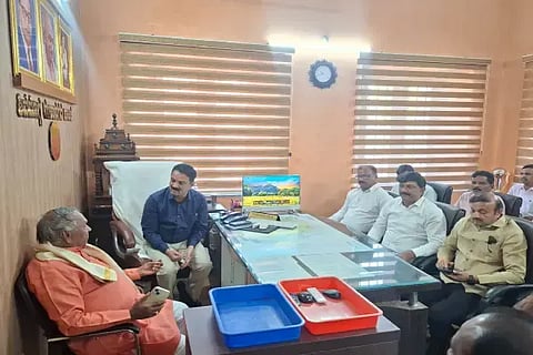ಮಾಜಿ ಉಪ ಮುಖ್ಯಮಂತ್ರಿ ಕೆ.ಎಸ್.ಈಶ್ವರಪ್ಪ ಅವರ ನೇತೃತ್ವದಲ್ಲಿ ರಾಷ್ಟ್ರಭಕ್ತರ ಬಳಗದ ಪ್ರಮುಖರು ಮಹಾನಗರ   ಪಾಲಿಕೆ ಆಯುಕ್ತರ ಕಚೇರಿಗೆ ಭೇಟಿ ನೀಡಿ ಗೋವಿಂದಾಪುರ ಆಶ್ರಯ ಮನೆಗಳ ಹಂಚಿಕೆ ಪ್ರಗತಿಯ ಕುರಿತು ಚರ್ಚಿಸಿದರು.   ಕೆ.ಮಾಯಣ್ಣಗೌಡ, ಕೆ.ಈ.ಕಾಂತೇಶ್, ಇ.ವಿಶ್ವಾಸ್, ಶ್ರೀಕಾಂತ್, ಶಿವಾಜಿ, ಎಸ್.ಜಿ.ಬಾಲು, ಮೋಹನ್ ಜಾದವ್ ಇದ್ದರು.