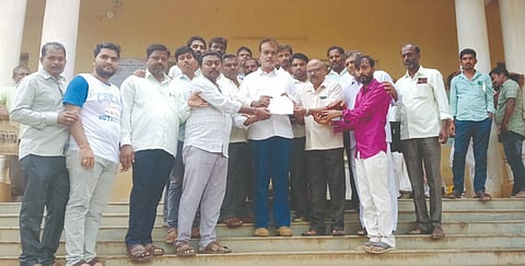 ನರಗುಂದ ತಾಲೂಕು ನ್ಯಾಯಬೆಲೆ ಅಂಗಡಿ ಮಾಲೀಕರ ಸಂಘದ ಸದಸ್ಯರು ಇ-ಕೆವೈಸಿ ಹಾಗೂ ಪಡಿತರ ವಿತರಣೆ ಕಮಿಷನ್ ಹಣ ಪಾವತಿಸುವಂತೆ ಆಗ್ರಹಿಸಿ ಗ್ರೇಡ್-2 ತಹಸೀಲ್ದಾರ್ ಪರಶುರಾಮ ಕಲಾಲ ಅವರಿಗೆ ಬುಧವಾರ ಮನವಿ ಸಲ್ಲಿಸಿದರು. ಗುರುಲಿಂಗಪ್ಪ ಹೊಸಕೇರಿ, ಎಸ್.ವಿ. ಭೋಸಲೆ, ಎಂ.ಎಲ್. ಜಂಬಗಿ, ಎಂ.ಎಸ್. ಪಾಟೀಲ, ಅಲ್ಲಮಪ್ರಭು ಹದಲಿ ಇತರರಿದ್ದರು.