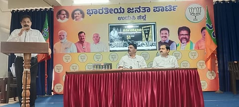 ಉಡುಪಿಯ ಬಿಜೆಪಿ ಕಚೇರಿಯಲ್ಲಿ ಆಯೋಜಿಸಿದ್ದ 'ಸಂವಿಧಾನ ಹತ್ಯಾ ದಿವಸ್​' ಕರಾಳ ದಿನಾಚರಣೆಯಲ್ಲಿ ಮಟ್ಟಾರು ರತ್ನಾಕರ್​ ಹೆಗ್ಡೆ ಮಾತನಾಡಿದರು. ಕುತ್ಯಾರು ನವೀನ್​ ಶೆಟ್ಟಿ, ಶ್ರೀಕಾಂತ್​ ನಾಯಕ್​ ಇದ್ದರು.