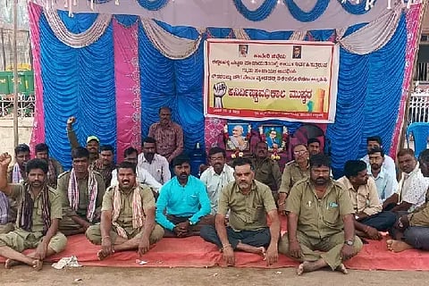 ಸೇವಾ ಭದ್ರತೆಗೆ ಒತ್ತಾಯಿಸಿ ರಟ್ಟಿಹಳ್ಳಿ ಪಪಂ ಸಿಬ್ಬಂದಿ ಮತ್ತು ಪೌರಕಾರ್ವಿುಕರ ಪ್ರತಿಭಟನೆ.