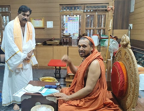 ಅರಣ್ಯ ಅತಿಕ್ರಮಣದಾರರ ವೇದಿಕೆ ಅಧ್ಯಕ್ಷ ರವೀಂದ್ರ ನಾಯ್ಕ ಶಿರಸಿಯ ಸ್ವರ್ಣವಲ್ಲಿಯಲ್ಲಿ ಶ್ರೀ ಗಂಗಾಧರೇಂದ್ರ ಸರಸ್ವತೀ ಸ್ವಾಮೀಜಿ (Swarnavalli Shree) ಅವರೊಂದಿಗೆ  ಅರಣ್ಯಭೂಮಿ, ಬೆಟ್ಟದ ಹಕ್ಕುಗಳ ಕುರಿತು ಚರ್ಚೆ ನಡೆಸಿದರು.
