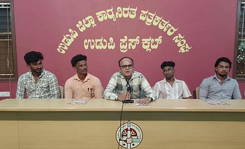 ಉಡುಪಿಯ ಪತ್ರಿಕಾಭವನದಲ್ಲಿ ನಡೆದ ಸುದ್ದಿಗೋಷ್ಠಿಯಲ್ಲಿ ರವಿ ಫ್ರೆಂಡ್ಸ್​ ಕಟಪಾಡಿ ತಂಡದ ಮಾರ್ಗದರ್ಶಕ ಕೆ.ಮಹೇಶ್​ ಮಾತನಾಡಿದರು. ರವಿ ಕಟಪಾಡಿ, ಹರ್ಷ, ಶ್ರವಣ್​, ಆಶಿಕ್​ ಉಪಸ್ಥಿತರಿದ್ದರು.
