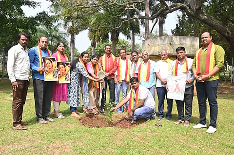 ವೀರ ವನಿತೆ ಒನಕೆ ಓಬವ್ವಳ ಜಯಂತಿ ಅಂಗವಾಗಿ ಪ್ರಜ್ಞಾವಂತ ನಾಗರಿಕ ವೇದಿಕೆ ವತಿಯಿಂದ ನಗರದ ಸ್ವಾತಂತ್ರೃ ಉದ್ಯಾನದಲ್ಲಿ ಗಣ್ಯರು ಗಿಡ ನೆಟ್ಟರು. ರೇಣುಕಾ ರಾಜ್, ಪ್ರಮಿಳಾ ಭರತ್, ಜಗದೀಶ್, ನಜರ್‌ಬಾದ್ ನಟರಾಜ್, ವಿನಯ್‌ಕುಮಾರ್, ಕಡಕೋಳ ಜಗದೀಶ್, ಶ್ರುತಿ, ಅಪೂರ್ವ ಸುರೇಶ್, ಎಸ್.ಎನ್.ರಾಜೇಶ್, ಚರಣ್, ದಿನೇಶ್, ಸದಾಶಿವ ಇತರರಿದ್ದರು. 