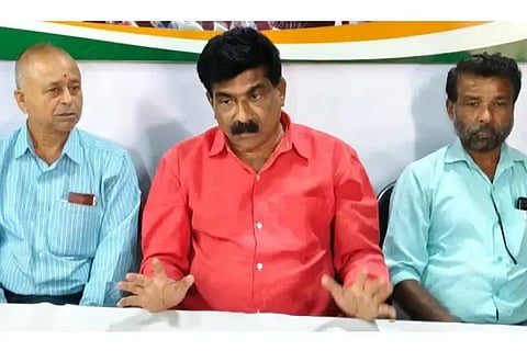 ಜಿಲ್ಲೆಯಲ್ಲಿ ಹಮ್ಮಿಕೊಳ್ಳಲಾದ (awareness) ಪಾದಯಾತ್ರೆ ಕುರಿತು ಶಿರಸಿಯಲ್ಲಿ ರವೀಂದ್ರ ನಾಯ್ಕ ಮಾಹಿತಿ ನೀಡಿದರು. ಇಬ್ರಾಹಿಂ ಗೌಡಳ್ಳಿ, ನಾಗರಾಜ ದೇವನಳ್ಳಿ ಇತರರಿದ್ದರು.