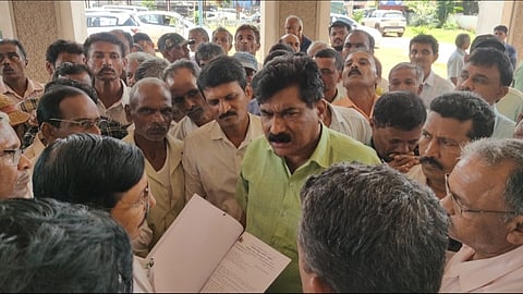 ಸಿದ್ದಾಪುರ ತಹಸೀಲ್ದಾರ್ ಕಚೇರಿ ಎದುರು ಅರಣ್ಯವಾಸಿಗಳು (Forest) ತಹಸೀಲ್ದಾರ್ ಅವರೊಂದಿಗೆ ಚರ್ಚೆ ನಡೆಸಿದರು. ರವೀಂದ್ರ ನಾಯ್ಕ, ಮಹಾಬಲೇಶ್ವರ ನಾಯ್ಕ, ಹರಿಹರ ನಾಯ್ಕ, ಮಂಜುನಾಥ ನಾಯ್ಕ, ಕೆ.ಟಿ.ನಾಯ್ಕ, ಸೀತಾರಾಮ ಇತರರಿದ್ದರು. 