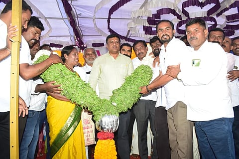 ಮಂಡ್ಯ ತಾಲೂಕು ತಂಗಳಗೆರೆ ಗ್ರಾಮದಲ್ಲಿ ಆಶ್ರಯ ಯೋಜನೆಯಡಿ ಬಡಾವಣೆ ಅಭಿವೃದ್ಧಿ ಕಾಮಗಾರಿ ಕಾರ್ಯಕ್ರಮದಲ್ಲಿ ಶಾಸಕ ಪಿ.ರವಿಕುಮಾರ್ ಗಣಿಗ ಅವರನ್ನು ಅಭಿನಂದಿಸಲಾಯಿತು.