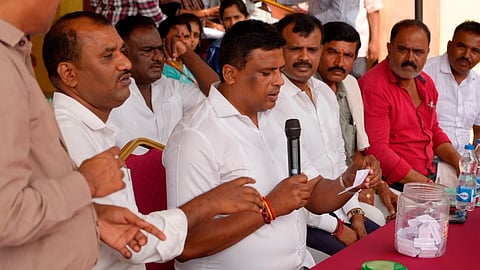  ಮಂಡ್ಯ ತಾಲೂಕು ಬಸರಾಳು ಗ್ರಾಮದಲ್ಲಿ ಶಾಸಕ ಪಿ.ರವಿಕುಮಾರ್ ಗಣಿಗ ನೇತೃತ್ವದಲ್ಲಿ ಫಲಾನುಭವಿಗಳನ್ನು ಆಯ್ಕೆ ಮಾಡಲಾಯಿತು.