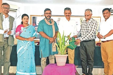 ಬಳ್ಳಾರಿ ವಿಎಸ್‌ಕೆ ವಿವಿಯಲ್ಲಿ ಆಯೋಜಿಸಿದ್ದ ‘ನಡೆದಷ್ಟು ದಾರಿ ದೂರ’ ಕೃತಿ ಬಿಡುಗಡೆ ಕಾರ್ಯಕ್ರಮವನ್ನು ಸಂಪಾದಕ ರವೀಂದ್ರ ಭಟ್ ಉದ್ಘಾಟಿಸಿದರು. ಕುಲಸಚಿವ ಪ್ರೊ.ಲೋಕೇಶ, ಸಿಎ ಪನ್ನರಾಜ್, ಪ್ರೊ.ಶಾಂತಾ ನಾಯ್ಕ್, ಪ್ರಾಧ್ಯಾಪಕ ಡಾ.ಬೇಲೂರು ರಘುನಂದನ್, ಪ್ರೊ.ರಾಬರ್ಟ್ ಜೋಸ್, ಹಣಕಾಸು ಅಧಿಕಾರಿ ಕೆ.ಜಿ.ಸ್ಪೂರ್ತಿ ಇತರರಿದ್ದರು.