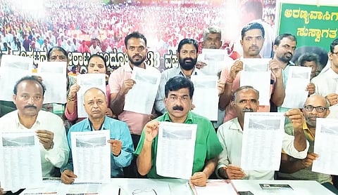 ಕಸ್ತೂರಿರಂಗನ್​ ವರದಿಯಲ್ಲಿ ಉಲ್ಲೇಖಿಸಲಾಗಿರುವ ಶಿರಸಿ ತಾಲೂಕಿನ ಹಳ್ಳಿಗಳನ್ನು ರವೀಂದ್ರ ನಾಯ್ಕ ಪ್ರದಶಿರ್ಸಿದರು. ಅಬ್ದುಲ್​ ಮುನಾ್​, ನೆಹರು ನಾಯ್ಕ, ಕಲ್ಪನಾ ನರೇಬೈಲ್​, ಸುರೇಶ ಗುಡ್ನಾಪುರ ಇತರರಿದ್ದರು.
