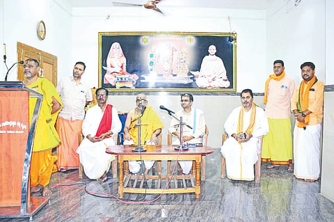 ಕಲಬುರಗಿ ಜೇವರ್ಗಿ ಕಾಲನಿ ರಾವೇಂದ್ರ ಸ್ವಾಮಿಗಳ ಮಠದಲ್ಲಿ ಶನಿವಾರ ನಡೆದ ಉಪನ್ಯಾಸ ಕಾರ್ಯಕ್ರಮದಲ್ಲಿ ಚಿಂತಕ ಶ್ರೀನಿಧಿ, ಪಂ.ಗಿರೀಶಾಚಾರ್ಯ ಅವಧಾನಿ, ನರಸಿಂಹಾಚಾರ್ಯ ಭುರ್ಲಿ, ರಮೇಶ ಕುಲಕರ್ಣಿ ಇತರರಿದ್ದರು.