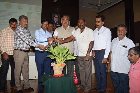 ಮಂಡ್ಯದಲ್ಲಿ ಆಯೋಜಿಸಿದ್ದ ರಾಷ್ಟ್ರೀಯ ರೈತ ದಿನಾಚರಣೆಯನ್ನು ಜಿಲ್ಲಾಧಿಕಾರಿ ಡಾ.ಕುಮಾರ ಉದ್ಘಾಟಿಸಿದರು