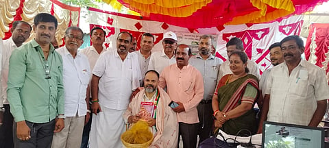 ಮಂಡ್ಯ ತಾಲೂಕು ಕ್ಯಾತುಂಗೆರೆಯಲ್ಲಿ ಆಯೋಜಿಸಿದ್ದ ಸಮಾರಂಭದಲ್ಲಿ ರೈತ ಮಾರುಕಟ್ಟೆ ಮೆಂಟರ್ ಯೋಗೀಶ್ ಅಪ್ಪಾಜಯ್ಯ ಅವರನ್ನು ಸನ್ಮಾನಿಸಲಾಯಿತು. 