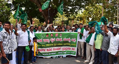 ಮಂಡ್ಯ ನಗರದಲ್ಲಿ ರೈತ ಸಂಘದಿಂದ ಪ್ರತಿಭಟನೆ ನಡೆಸಲಾಯಿತು.