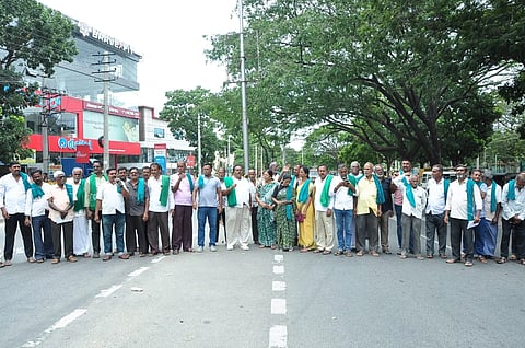 ಮಂಡ್ಯ ನಗರದ ಸರ್‌ಎಂವಿ ಪ್ರತಿಮೆ ಎದುರು ಬೆಂಗಳೂರು-ಮೈಸೂರು ಹೆದ್ದಾರಿ ಸಂಚಾರ ತಡೆದು ರೈತ ಸಂಘದ ಕಾರ್ಯಕರ್ತರು ಪ್ರತಿಭಟನೆ ನಡೆಸಿದರು.