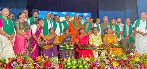 ಮಂಡ್ಯ ನಗರದಲ್ಲಿ ಆಯೋಜಿಸಿದ್ದ ಕಾರ್ಯಕ್ರಮದಲ್ಲಿ ರೈತ ಮಹಿಳೆಯರನ್ನು ಸನ್ಮಾನಿಸಲಾಯಿತು.