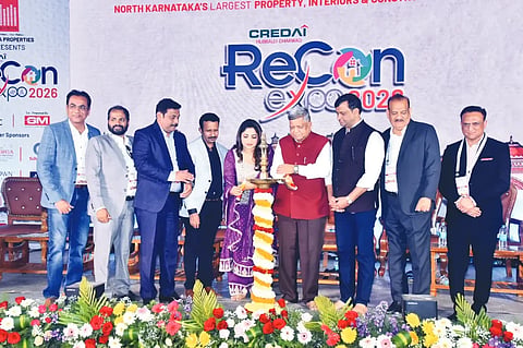recon expo ಹುಬ್ಬಳ್ಳಿಯ ಗೋಕುಲ ರಸ್ತೆ ವಿಮಾನ ನಿಲ್ದಾಣ ಎದುರಿನ ಮೈದಾನದಲ್ಲಿ ಶುಕ್ರವಾರದಿಂದ ಆರಂಭಗೊಂಡ ಮೂರು ದಿನಗಳ ರೆಕಾನ್​ ಎಕ್ಸಪೋಕ್ಕೆ ಚಾಲನೆ ನೀಡಲಾಯಿತು. ನಟಿ ರಚಿತಾ ರಾಮ್​, ಮಾಜಿ ಸಿಎಂ ಜಗದೀಶ ಶೆಟ್ಟರ್​, ಶಾಕೀರ್​ ಸನದಿ, ಗುರುರಾಜ ಅಣ್ಣಿಗೇರಿ, ಇಸ್ಮಾಯಿಲ್​ ಸಂಶಿ, ಸಂಜಯ ಕೊಠಾರಿ, ಅಮೃತ ಮೆಹರವಾಡೆ, ಸತೀಶ ಮುನವಳ್ಳಿ, ಶಿವಣ್ಣ ಪಾಟೀಲ, ಪ್ರದಿಪ ರಾಯ್ಕರ್​ ಇತರರು ಇದ್ದರು.