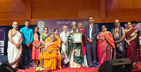ಉಡುಪಿಯ ಗೀತಾ ಮಂದಿರದಲ್ಲಿ ನಿರಂತರ 25 ಗಂಟೆ ಹಾಡಿ ಸಾಧನೆ ಮಾಡಿದ ಸಂಗೀತಾ ಬಾಲಚಂದ್ರ ಅವರಿಗೆ ಗೋಲ್ಡನ್​ ಬುಕ್​ ಆಫ್​ ವರ್ಲ್ಡ್​ ರೆಕಾರ್ಡ್ಸ್​ ಪ್ರಶಸ್ತಿ ಹಾಗೂ 'ಗೀತಾ ಗಂಗೋತ್ರಿ' ಬಿರುದು ಪ್ರದಾನ ಮಾಡಲಾಯಿತು. ವಿಶ್ವಪ್ರಿಯ ಶ್ರೀ, ಡಾ.ಮನೀಷ್​ ವಿಶ್ನೋಯ್​, ಪ್ರಸನ್ನ ಆಚಾರ್ಯ, ನಾಗರಾಜ್​ ಆಚಾರ್ಯ ಇತರರಿದ್ದರು.
